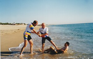 Juin 2001 Raid pyrénéen  Hendaye / Cerbère.  Arrivée à la méditerranée... puis en option montée à la Madeloc !
François Biasotto (à l'eau), Jean Michel Vanestrenvord (gauche), Alexis Ginestet (centre)